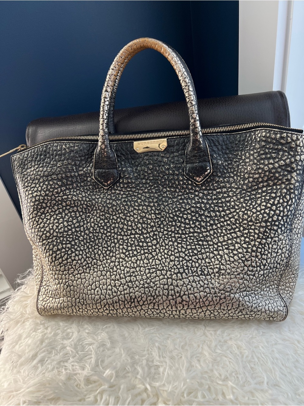 Burberry Gradient Metallic Signature Grain
Medium Dewsbury Tote
